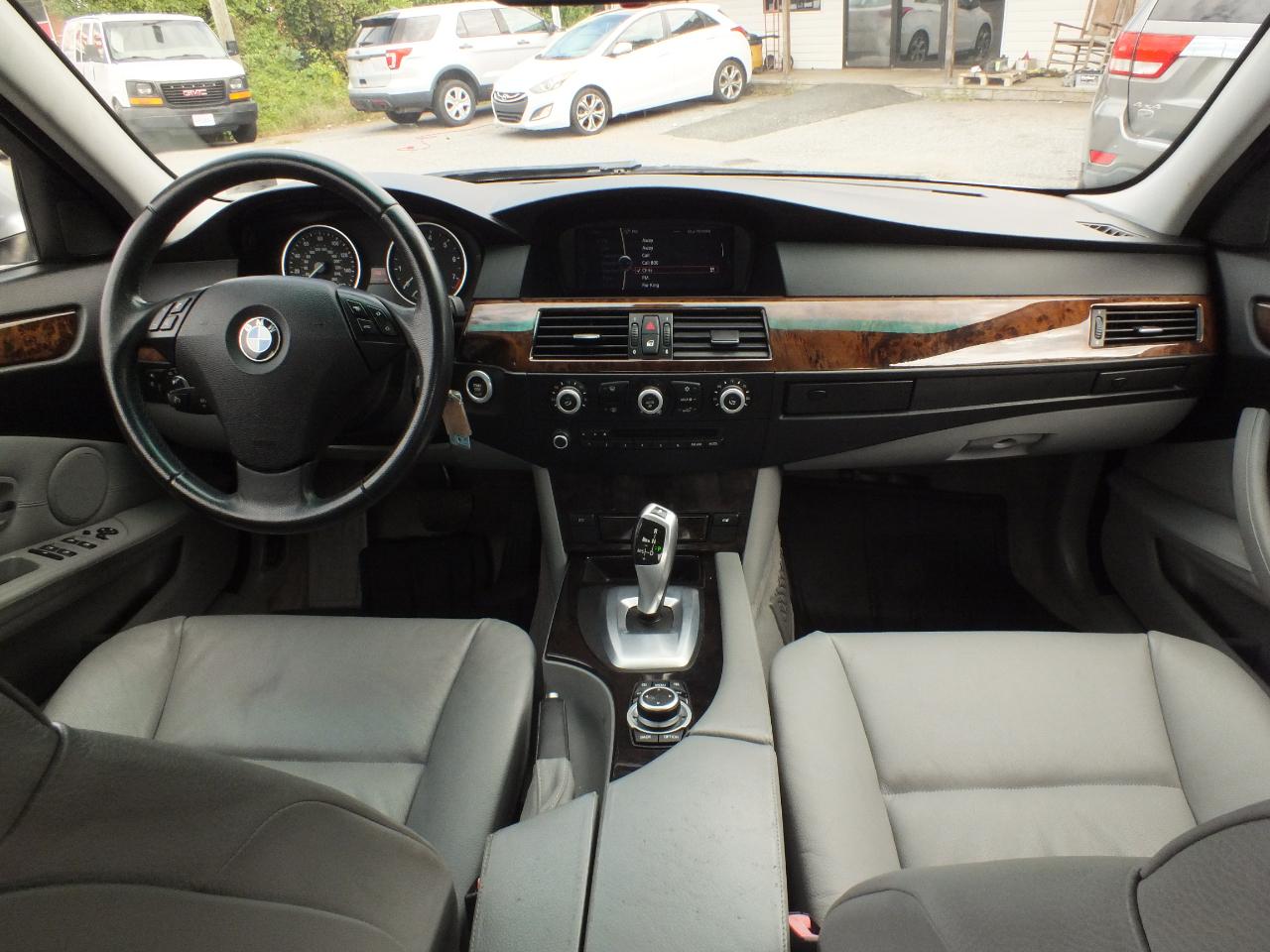 BMW 5 Series 4dr Sdn 528i RWD 2010