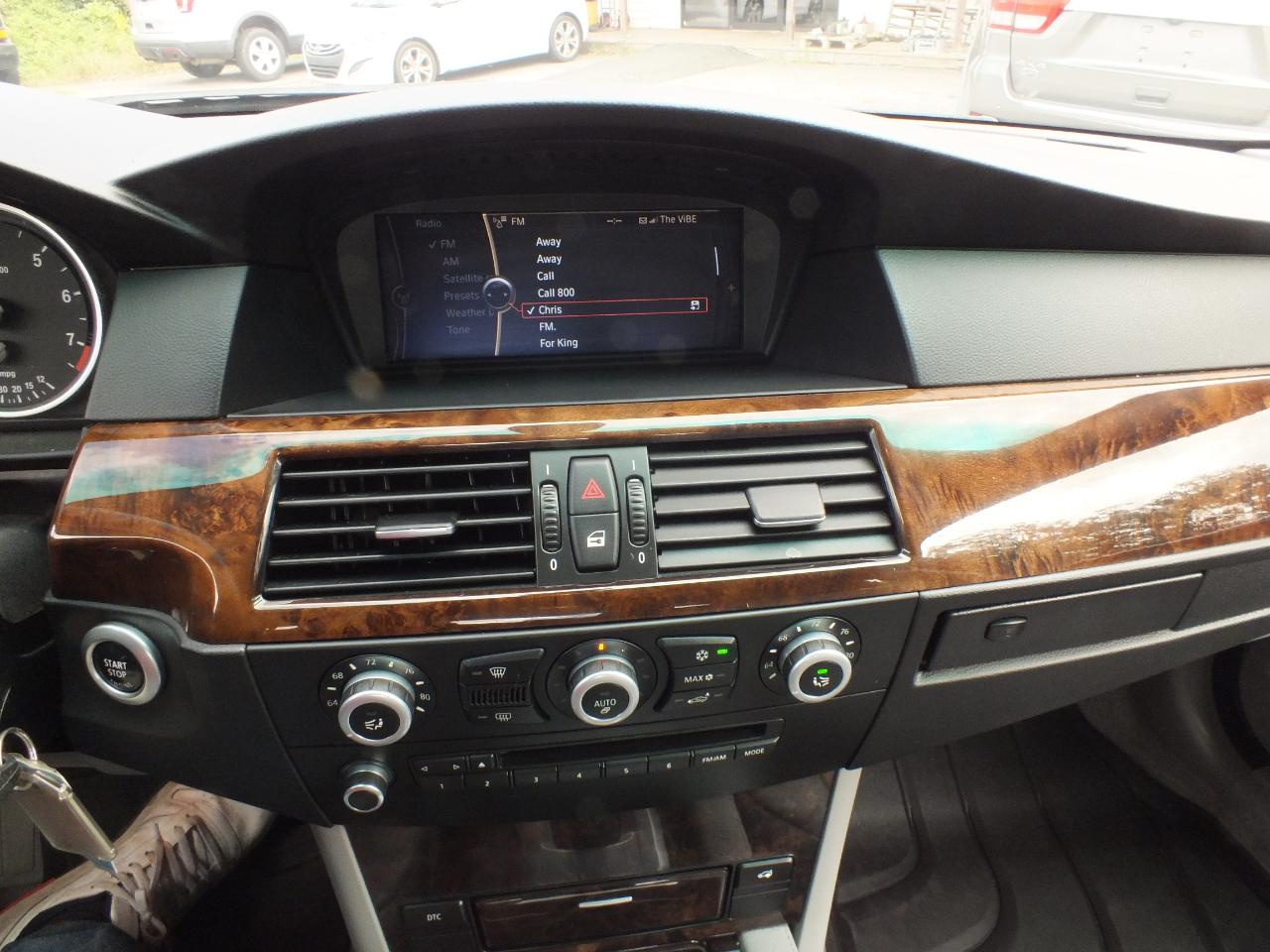 BMW 5 Series 4dr Sdn 528i RWD 2010