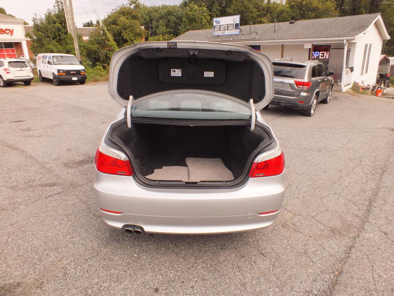 BMW 5 Series 4dr Sdn 528i RWD 2010