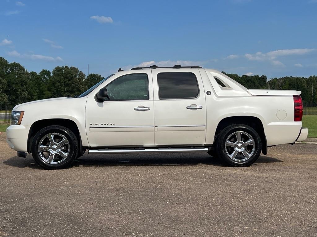 Chevrolet Avalanche Black Diamond LTZ 4D SUV 4WD 2013