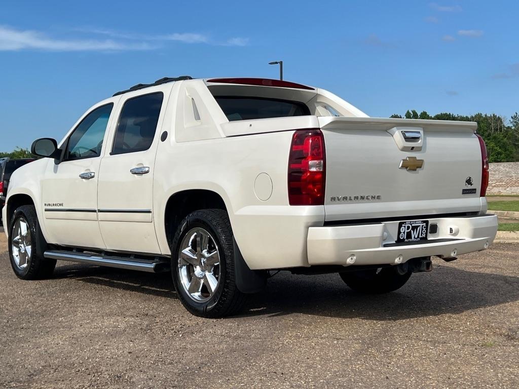 Chevrolet Avalanche Black Diamond LTZ 4D SUV 4WD 2013