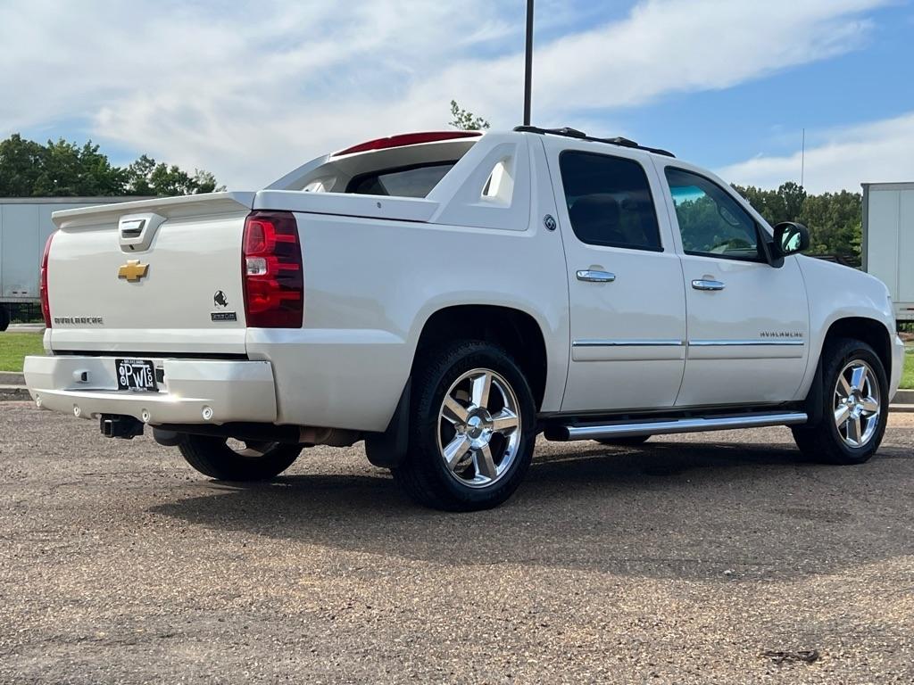 Chevrolet Avalanche Black Diamond LTZ 4D SUV 4WD 2013
