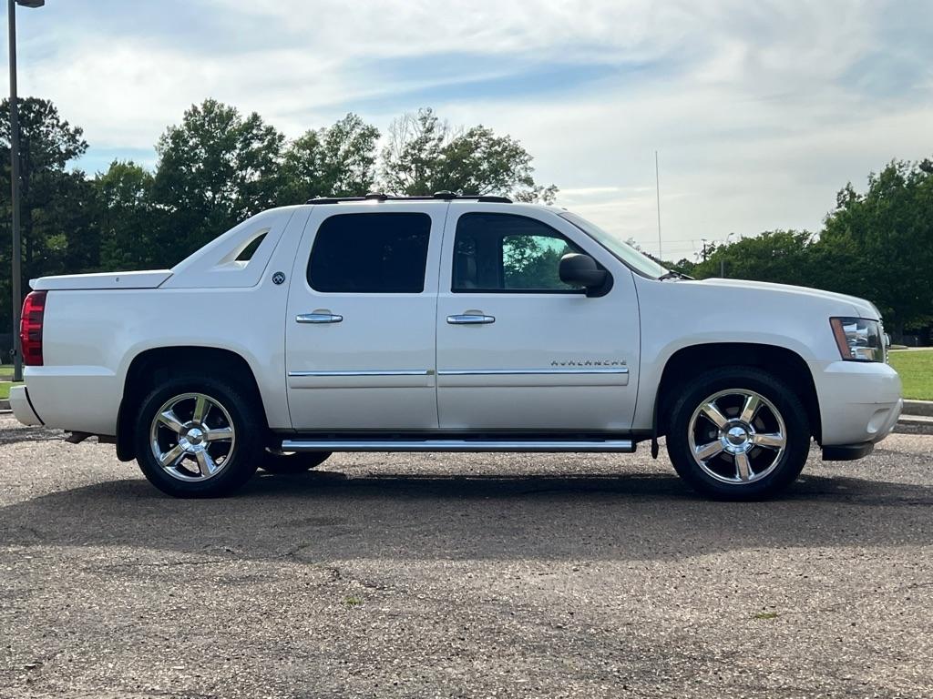 Chevrolet Avalanche Black Diamond LTZ 4D SUV 4WD 2013