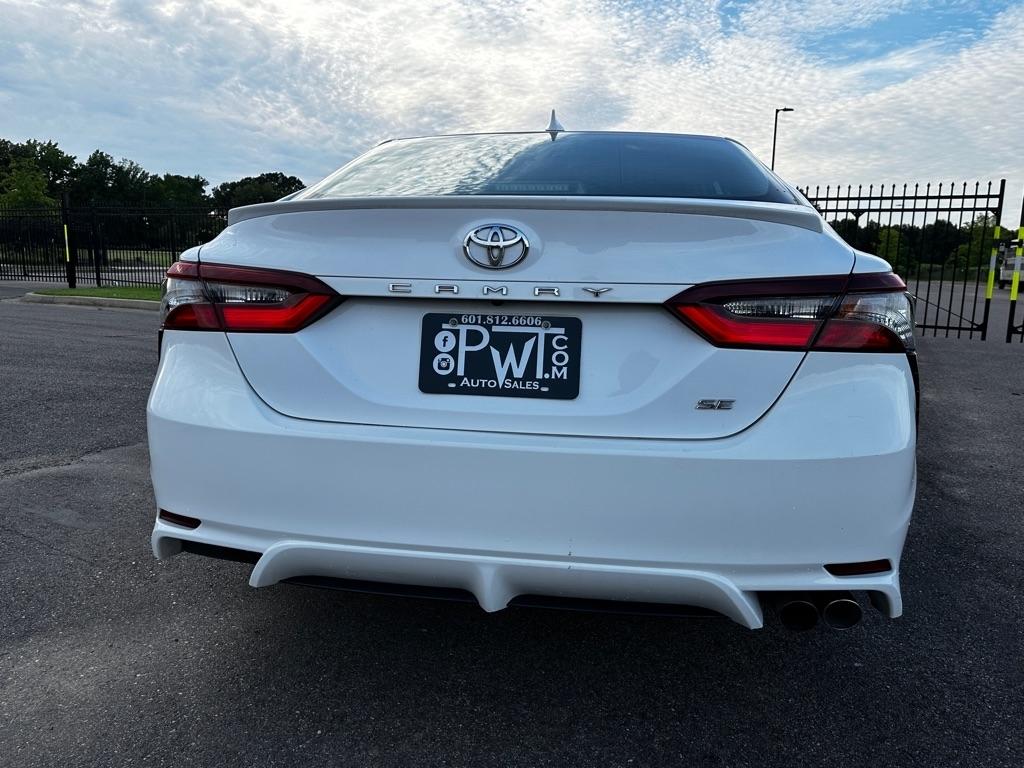 Toyota Camry SE 2021
