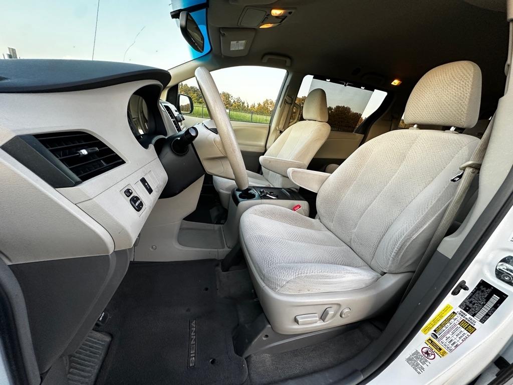 Toyota Sienna LE FWD 8-Passenger V6 2012