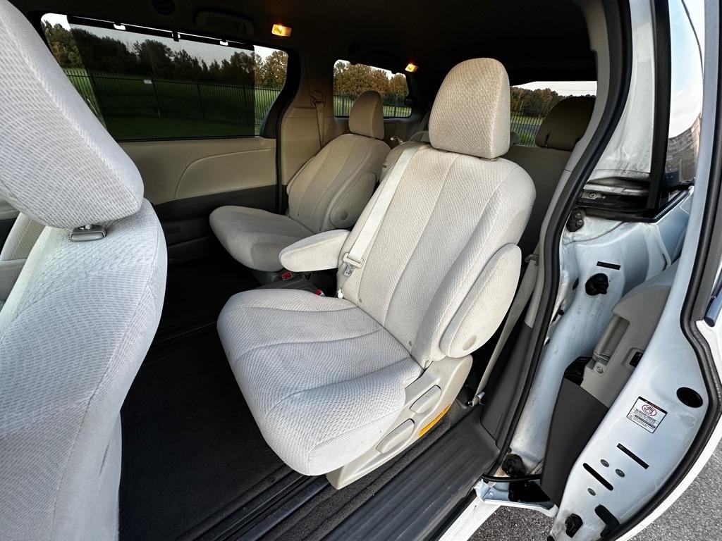 Toyota Sienna LE FWD 8-Passenger V6 2012