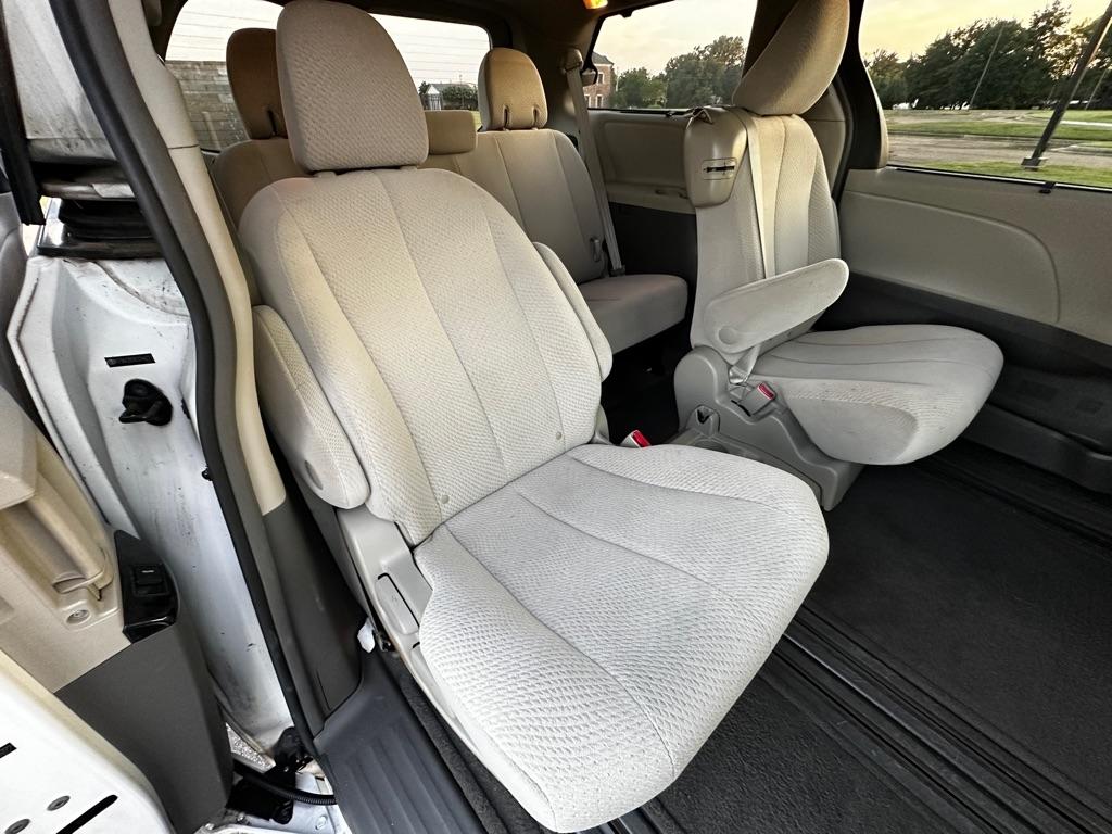 Toyota Sienna LE FWD 8-Passenger V6 2012