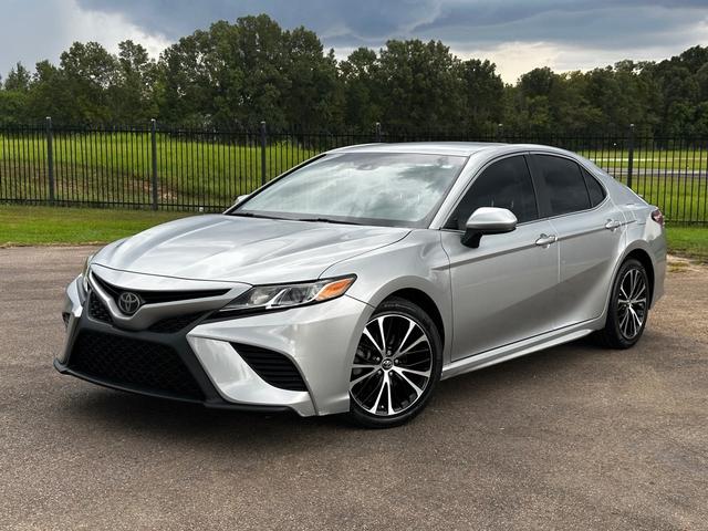 Silver 2018 Toyota Camry Sedan Front-Wheel Drive Automatic