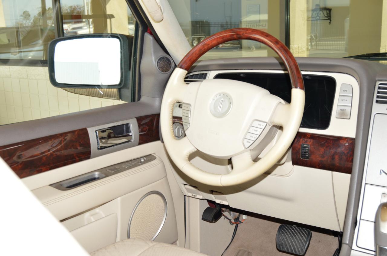 Lincoln Navigator 4dr 2WD Luxury 2004