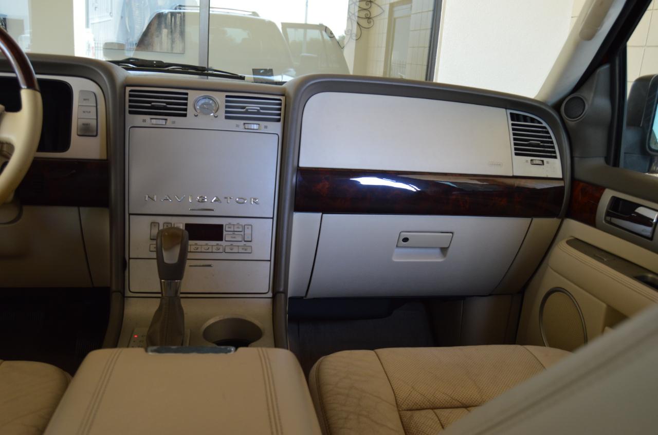Lincoln Navigator 4dr 2WD Luxury 2004