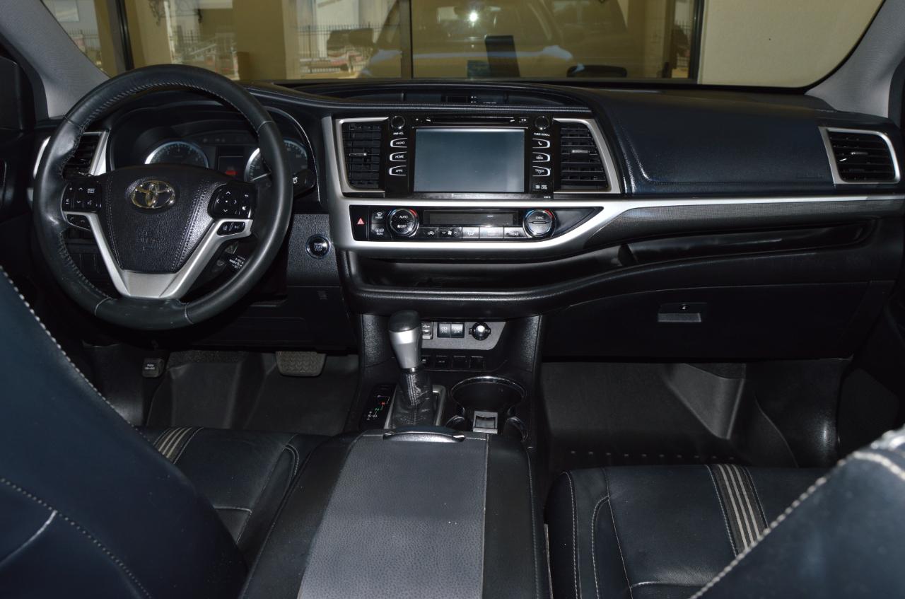 Toyota Highlander SE FWD V6 2017