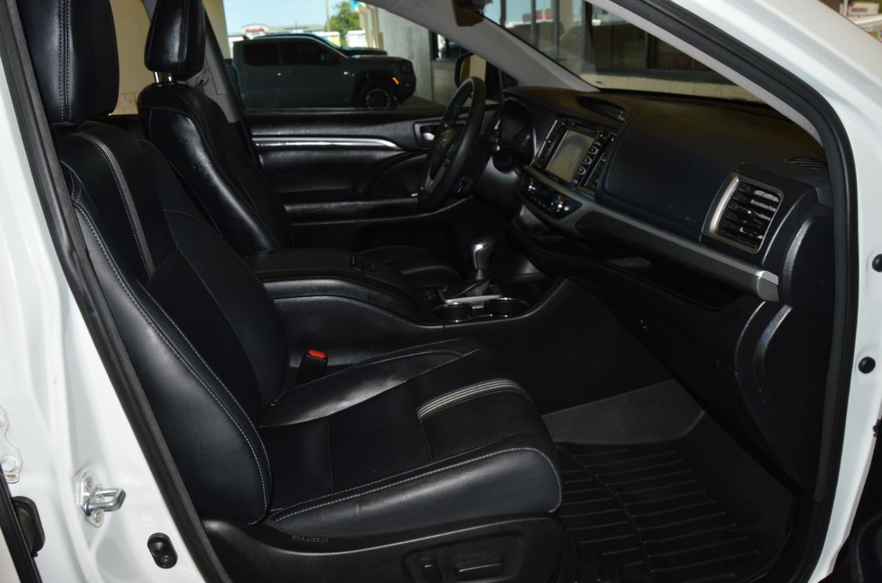 Toyota Highlander SE FWD V6 2017