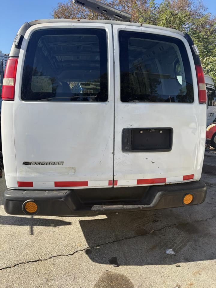 Chevrolet Express Cargo Van RWD 2500 135" 2009