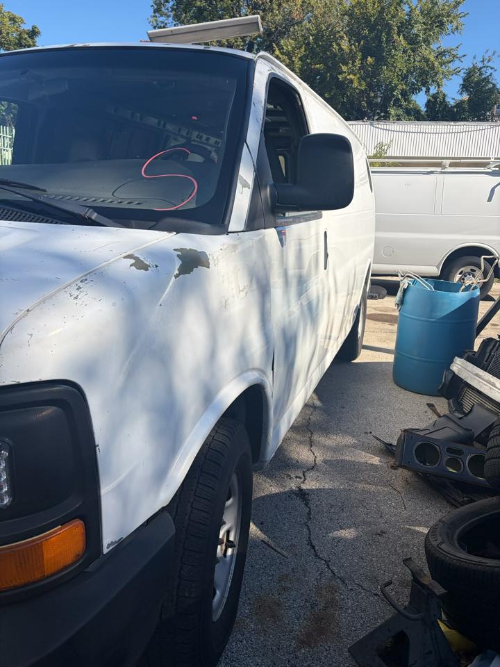Chevrolet Express Cargo Van RWD 2500 135" 2009