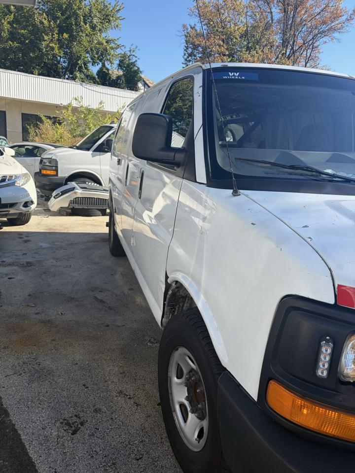 Chevrolet Express Cargo Van RWD 2500 135" 2009