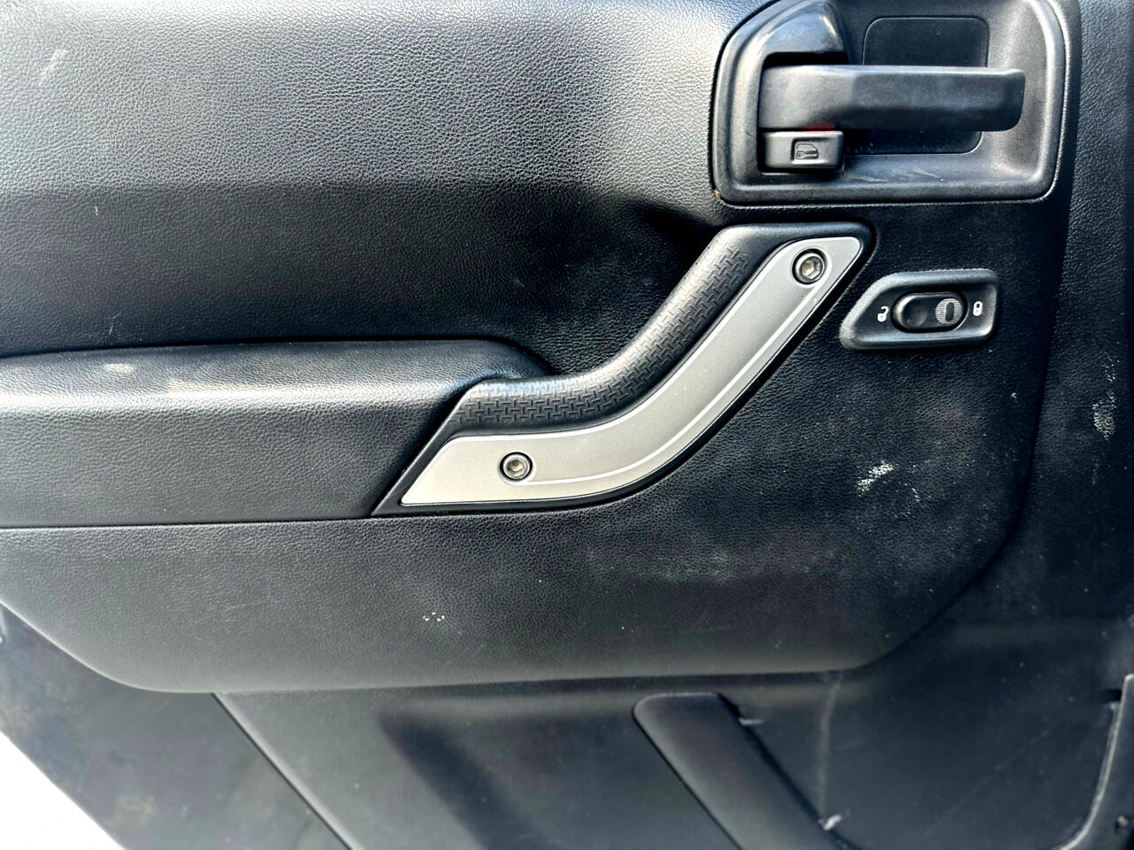 Jeep Wrangler Unlimited Sahara 4WD 2012 Jeep Wrangler Unlimited Sahara 4WD 2012