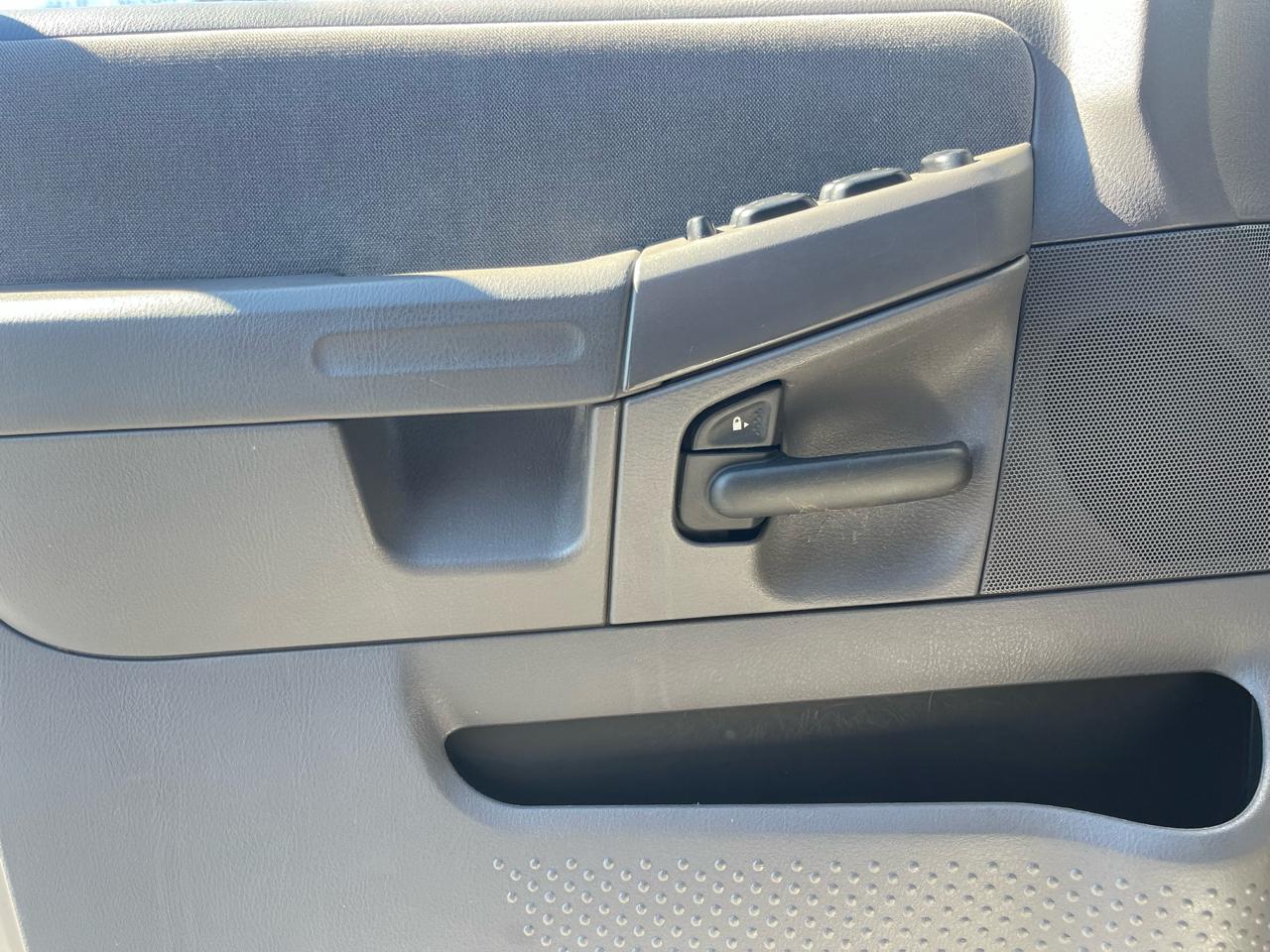 Ford Explorer XLT 4.0L 2WD 2005