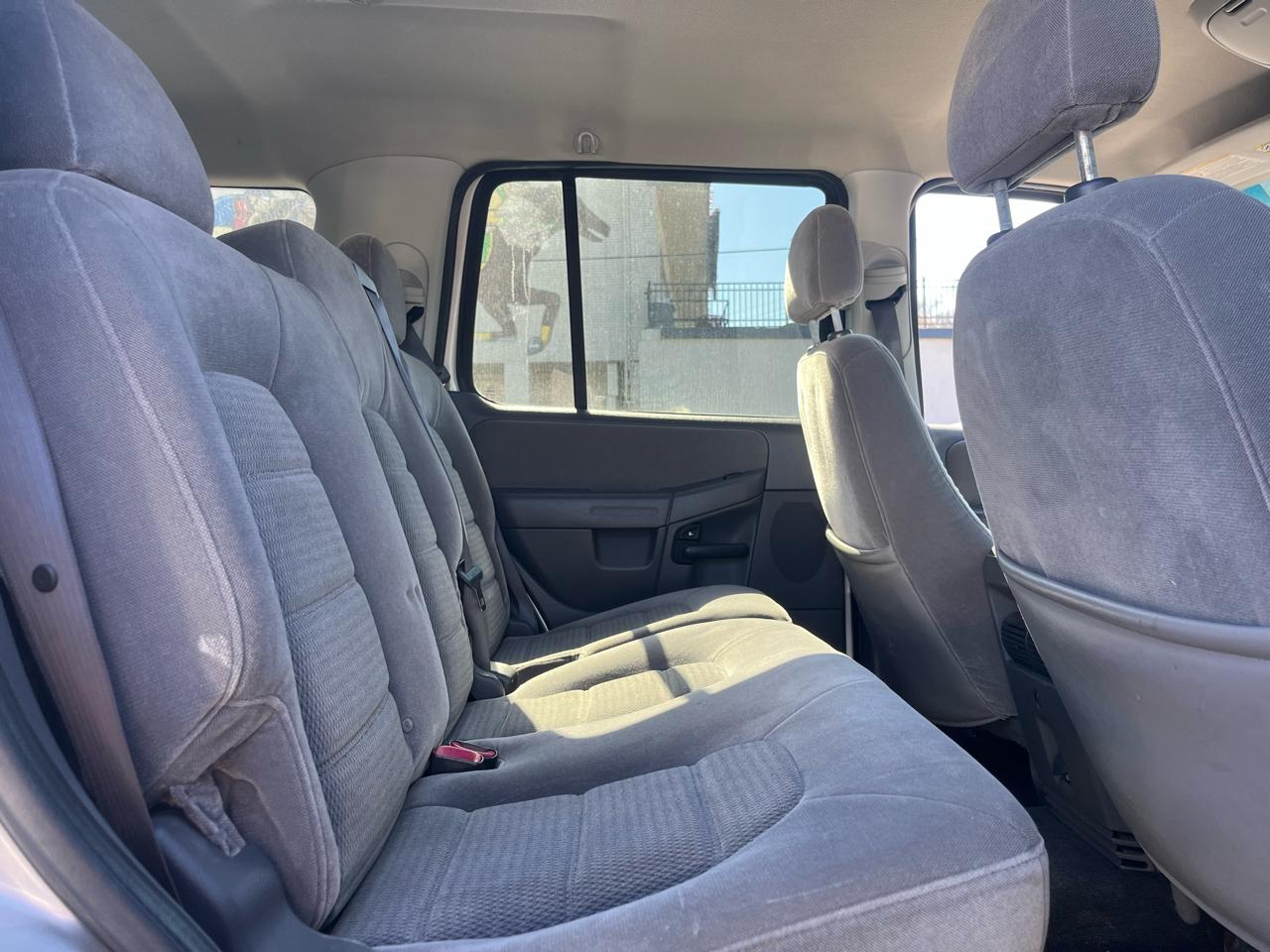 Ford Explorer XLT 4.0L 2WD 2005