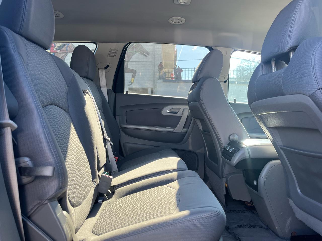 Chevrolet Traverse LS FWD w/PDC 2011