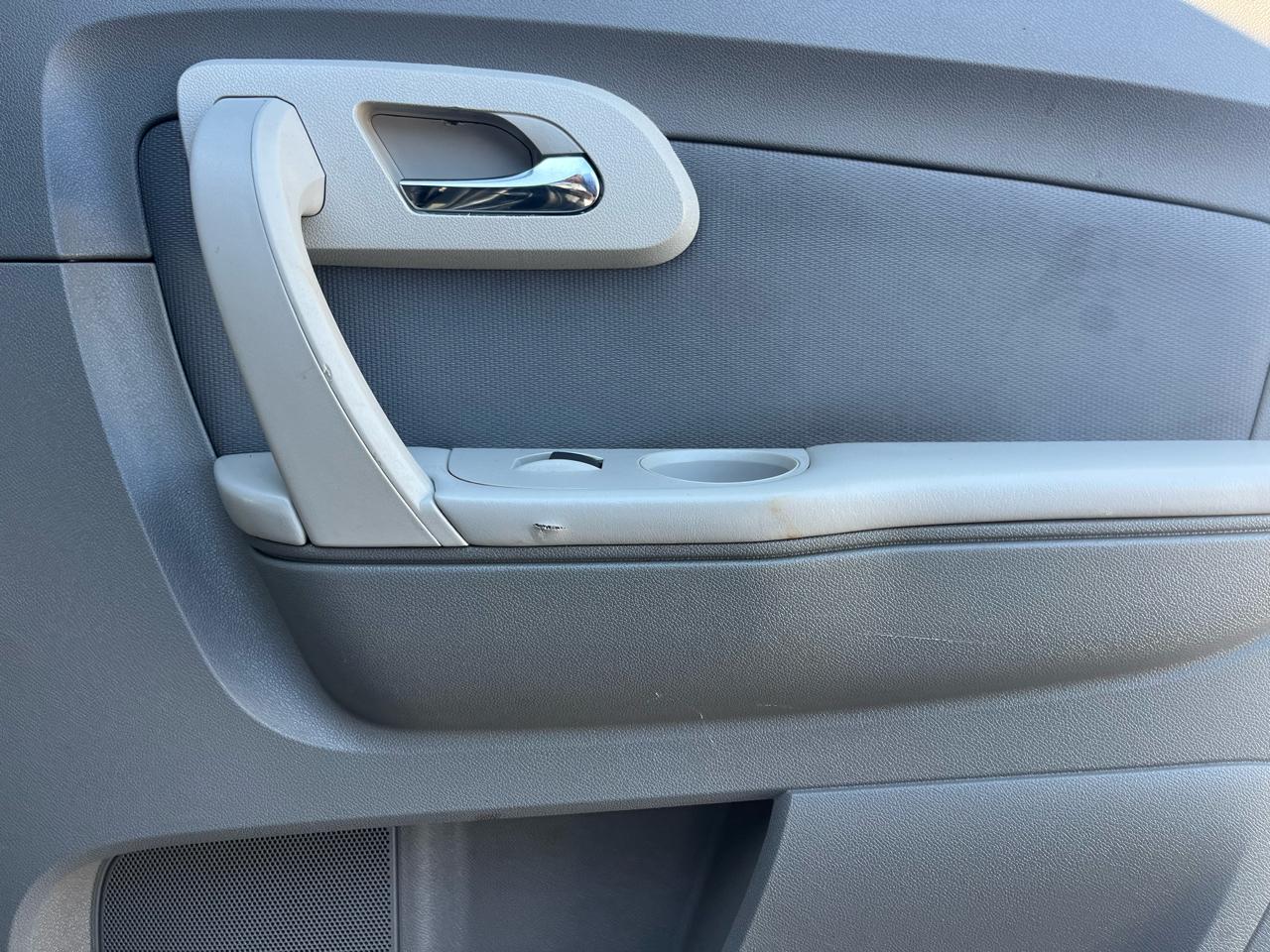 Chevrolet Traverse LS FWD w/PDC 2011