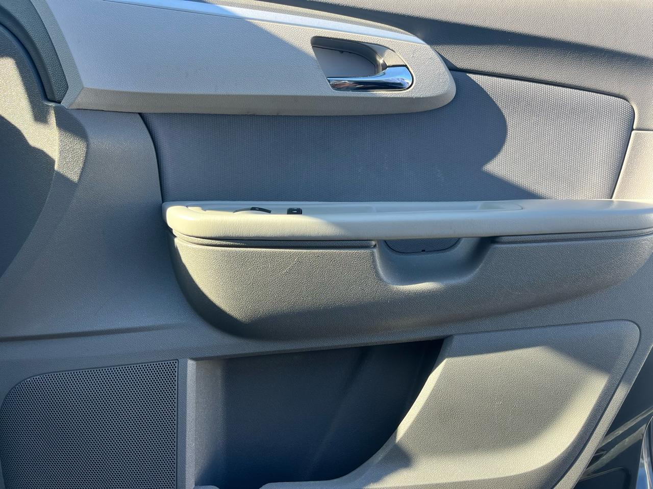 Chevrolet Traverse LS FWD w/PDC 2011