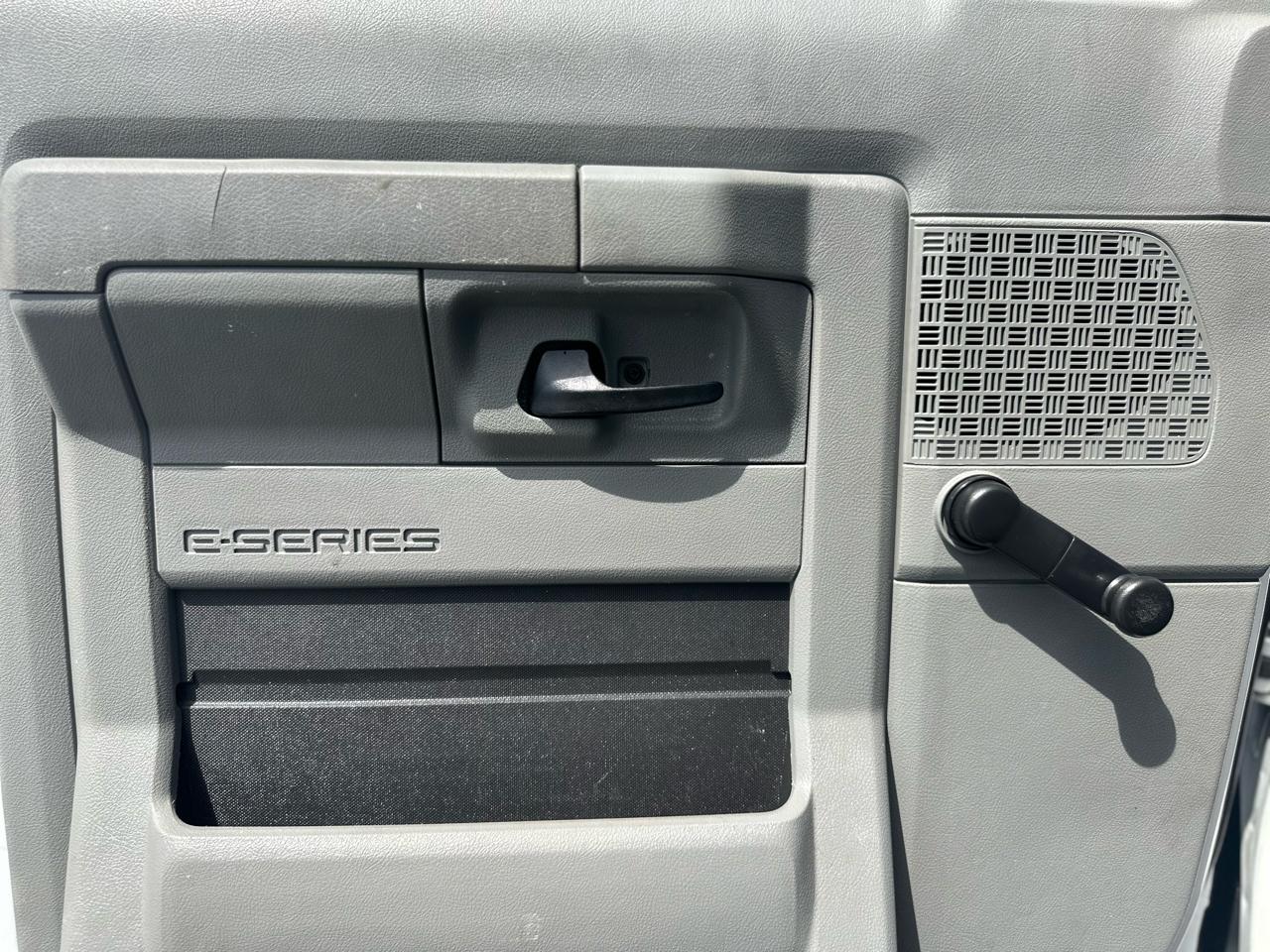 Ford Econoline E-350 Super Duty 2010