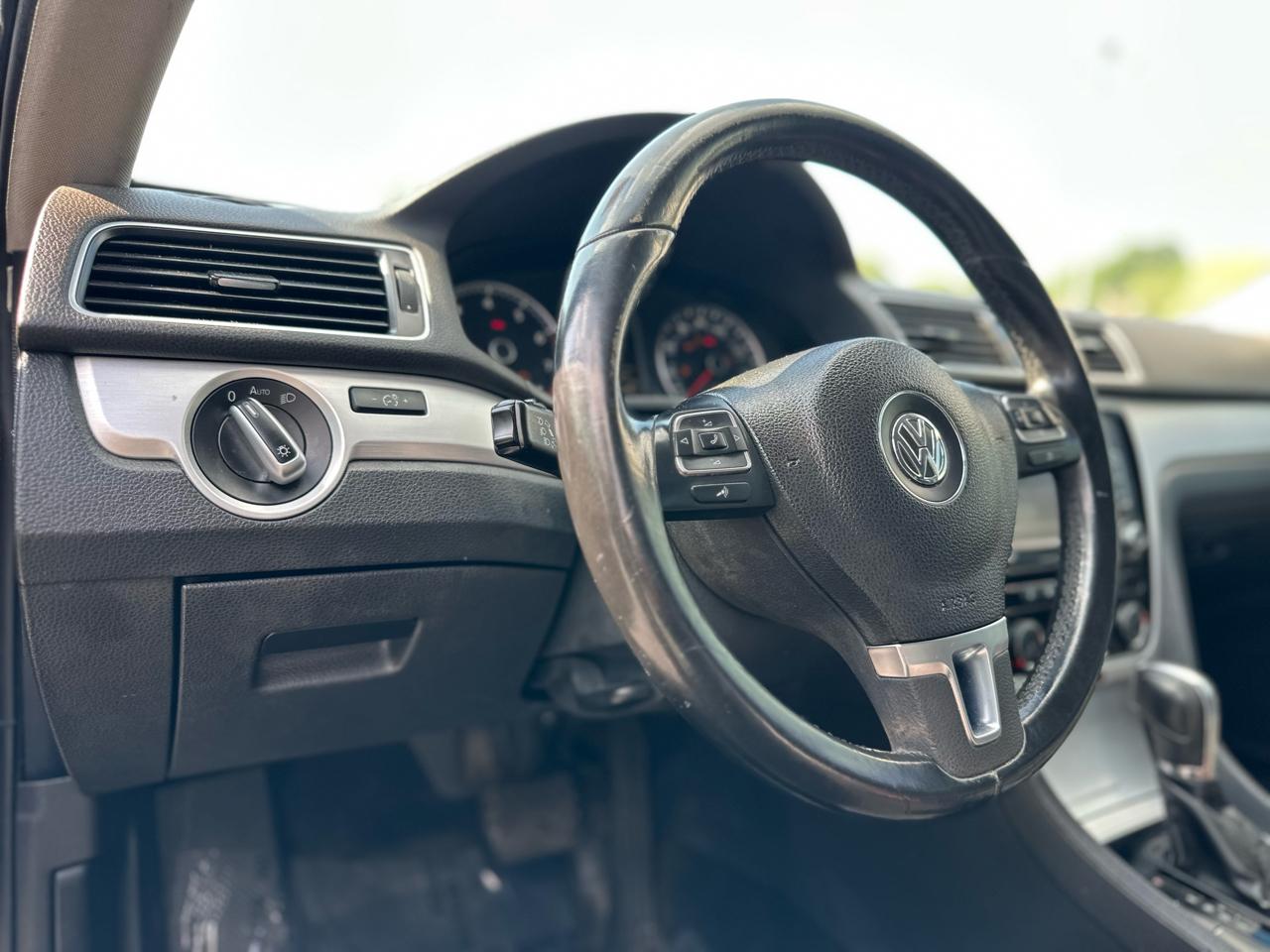 Volkswagen Passat 2.5L SE AT 2013