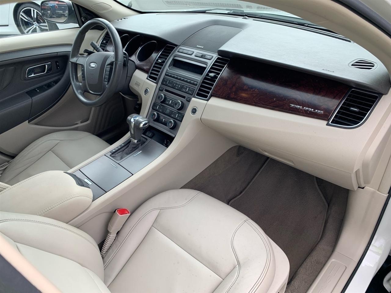 Ford Taurus  2010