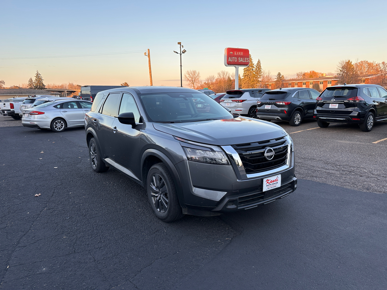 2024 Nissan Pathfinder S photo 3