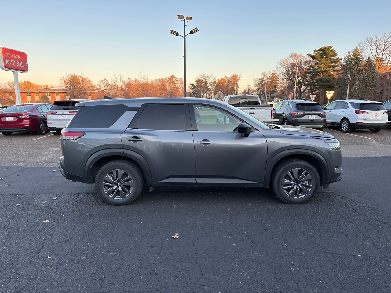 2024 Nissan Pathfinder S photo 4