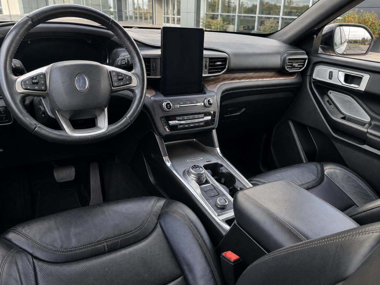 Ford Explorer photo 2