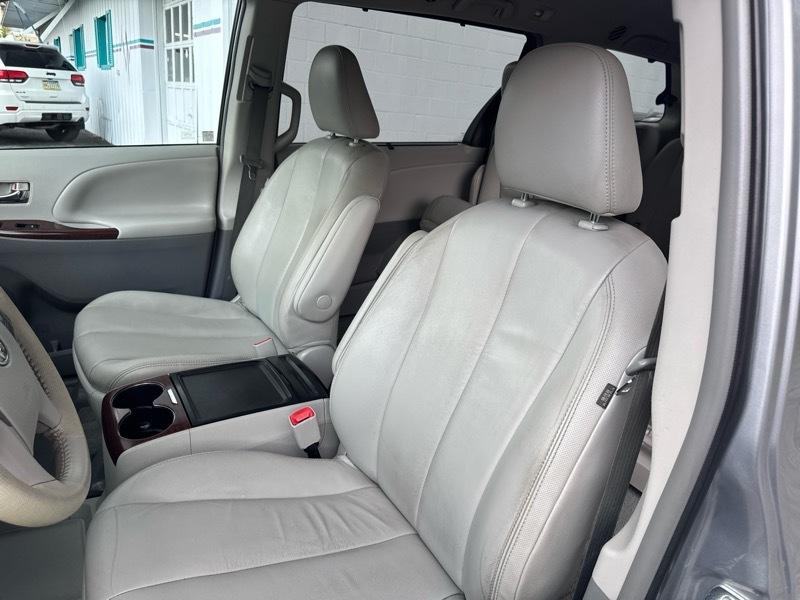 Toyota Sienna XLE FWD 8-Passenger V6 2014