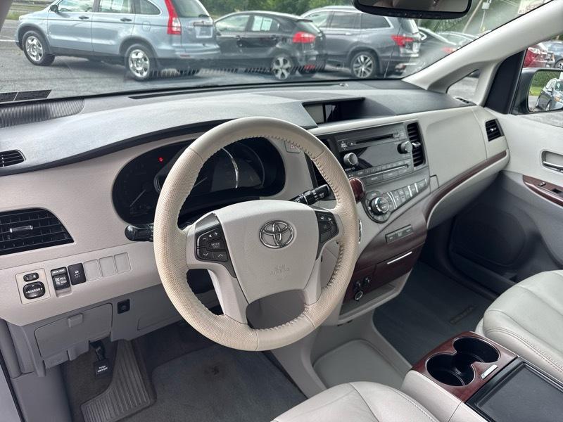 Toyota Sienna XLE FWD 8-Passenger V6 2014