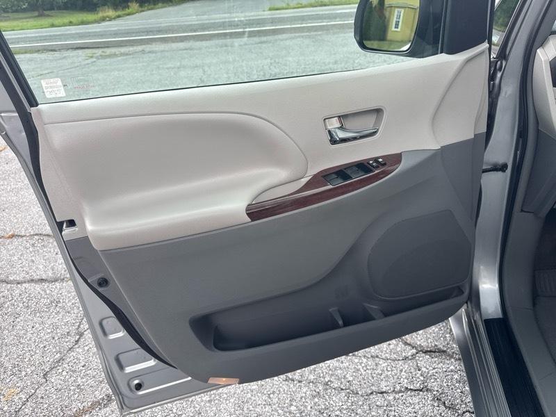 Toyota Sienna XLE FWD 8-Passenger V6 2014