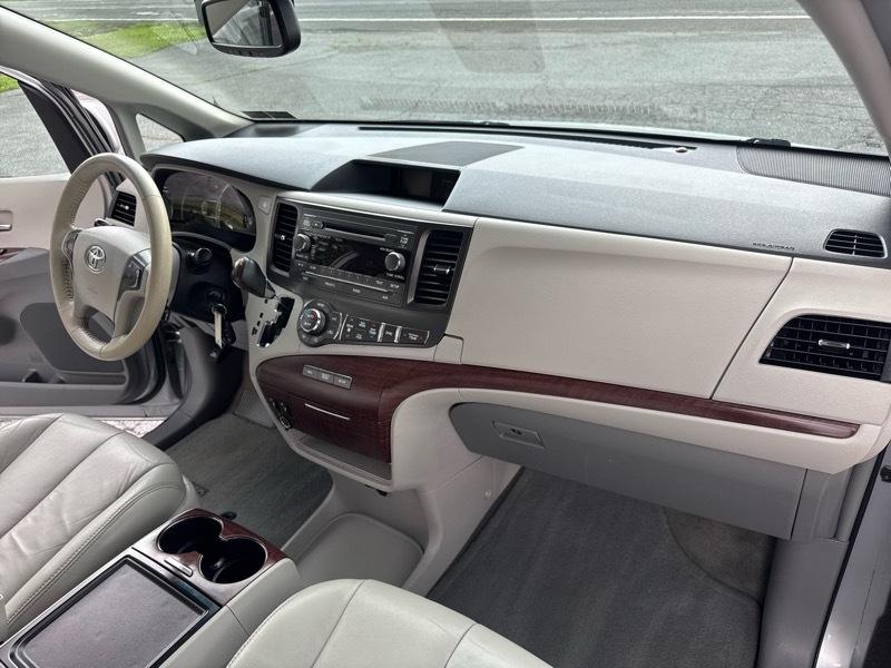 Toyota Sienna XLE FWD 8-Passenger V6 2014