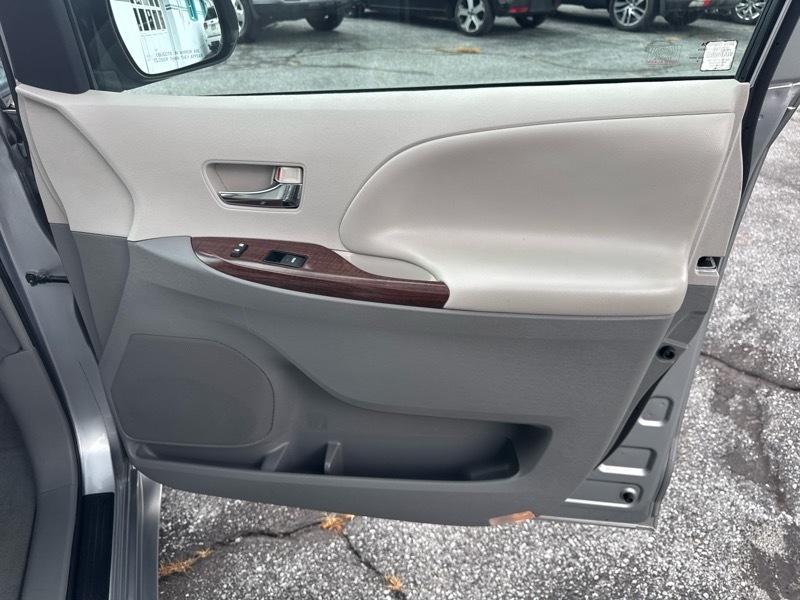Toyota Sienna XLE FWD 8-Passenger V6 2014