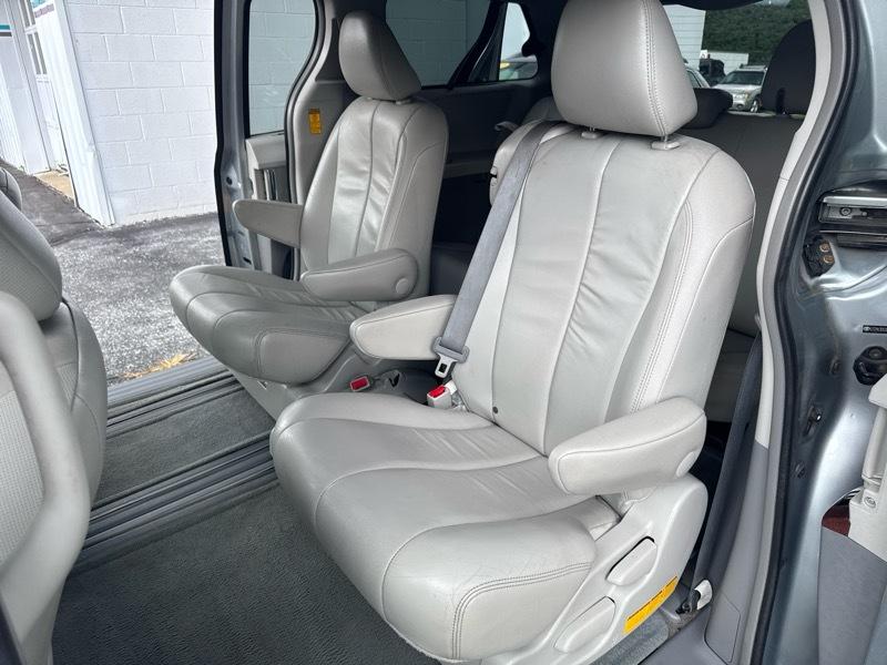 Toyota Sienna XLE FWD 8-Passenger V6 2014