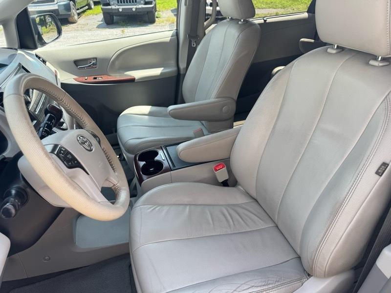 Toyota Sienna XLE FWD 8-Passenger V6 2014