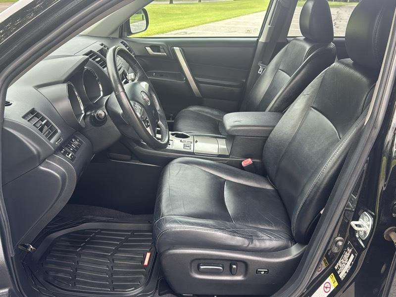 Toyota Highlander XLE AWD V6 2012