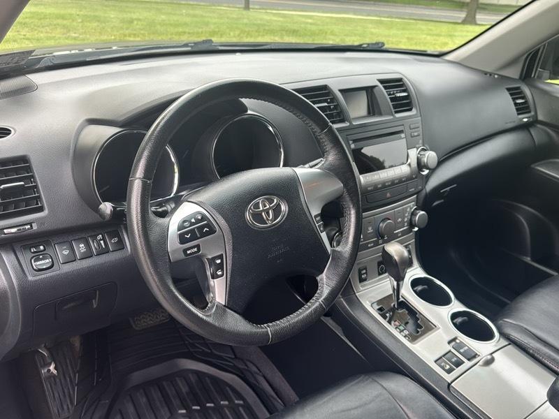 Toyota Highlander XLE AWD V6 2012