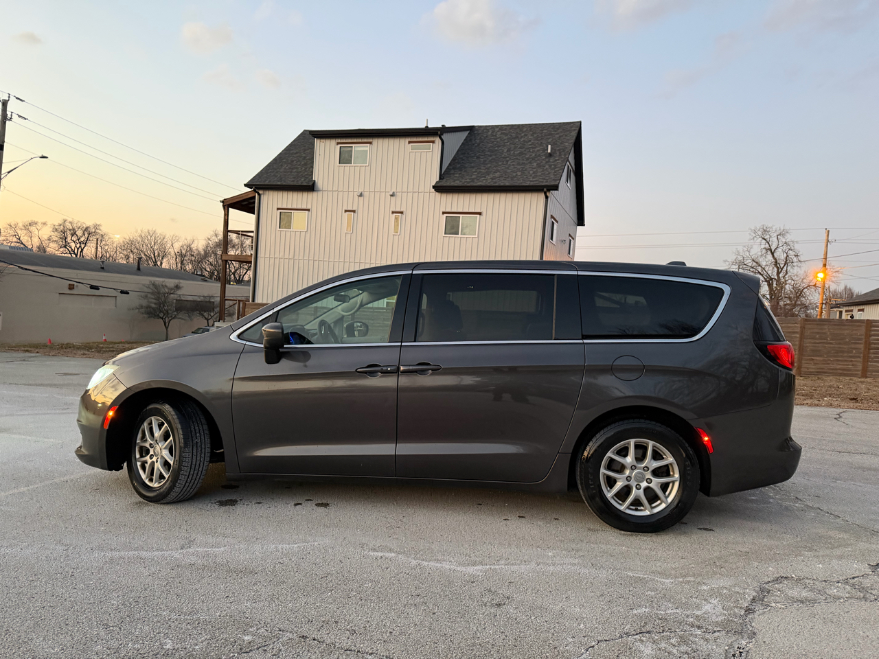 Chrysler Pacifica LX 2018