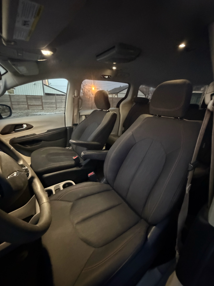 Chrysler Pacifica LX 2018