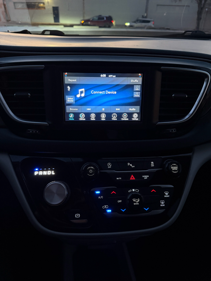 Chrysler Pacifica LX 2018