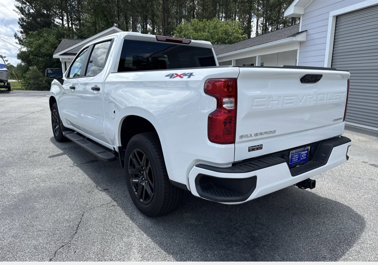 Chevrolet Silverado 1500 Custom Crew Cab 4WD 2024