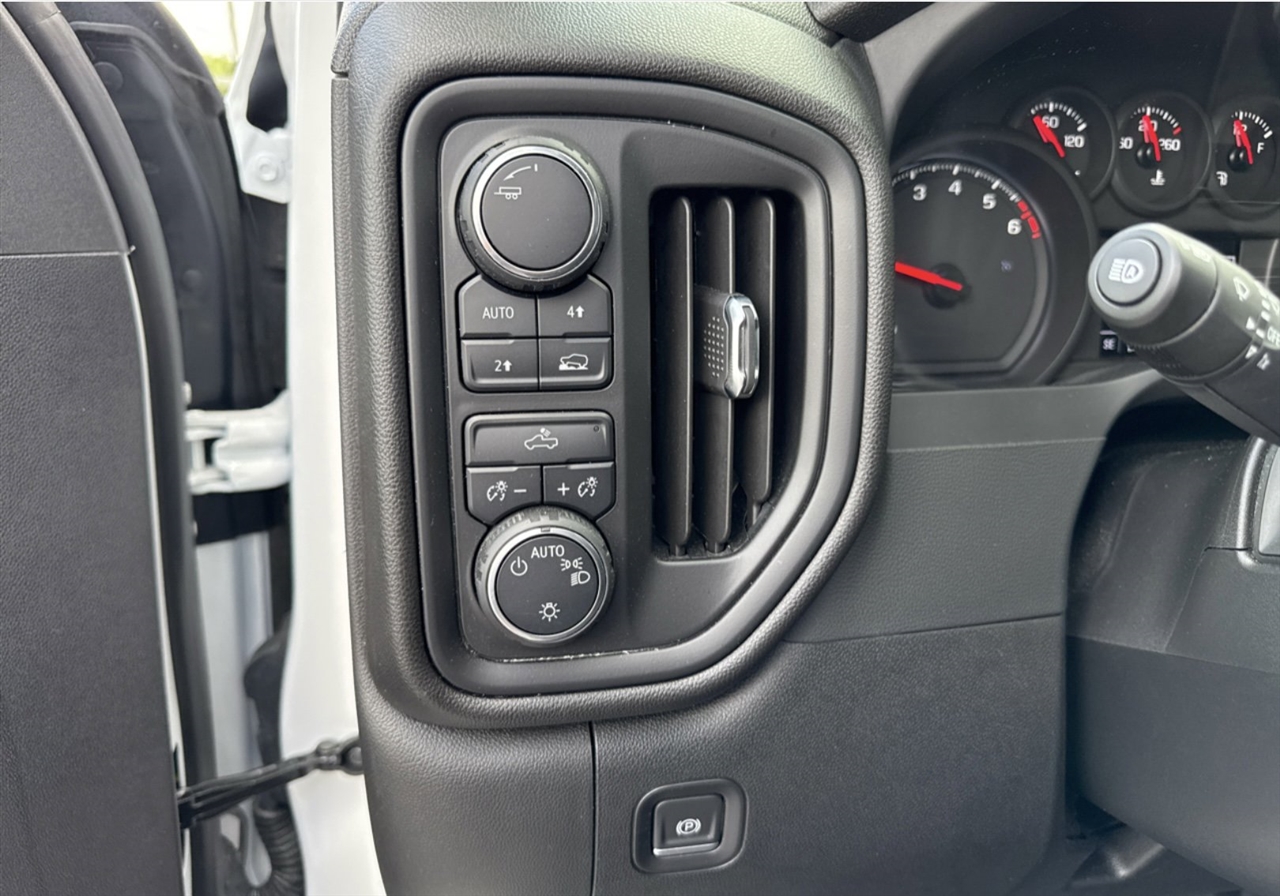 Chevrolet Silverado 1500 Custom Crew Cab 4WD 2024