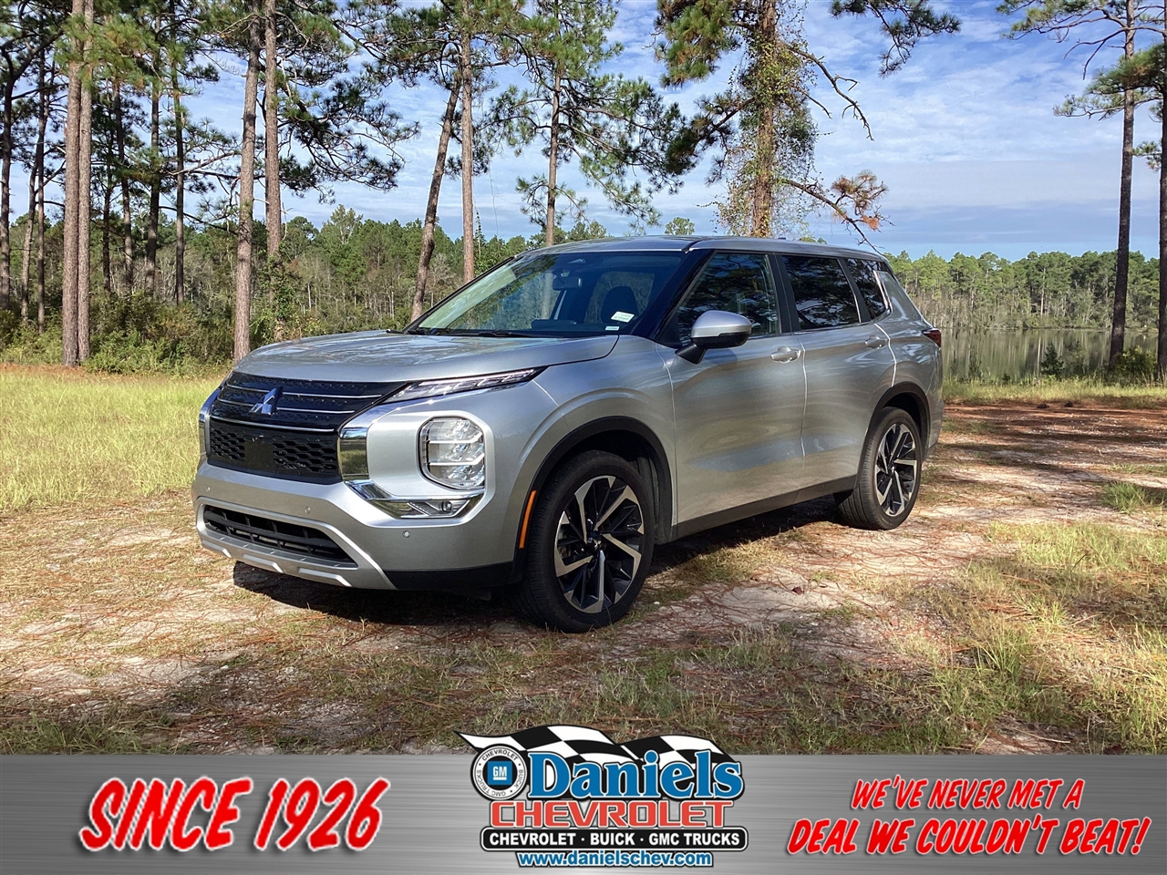 Alloy Silver Metallic 2024 Mitsubishi Outlander SE FWD SUV / Crossover Front-Wheel Drive Continuously Variable Transmission