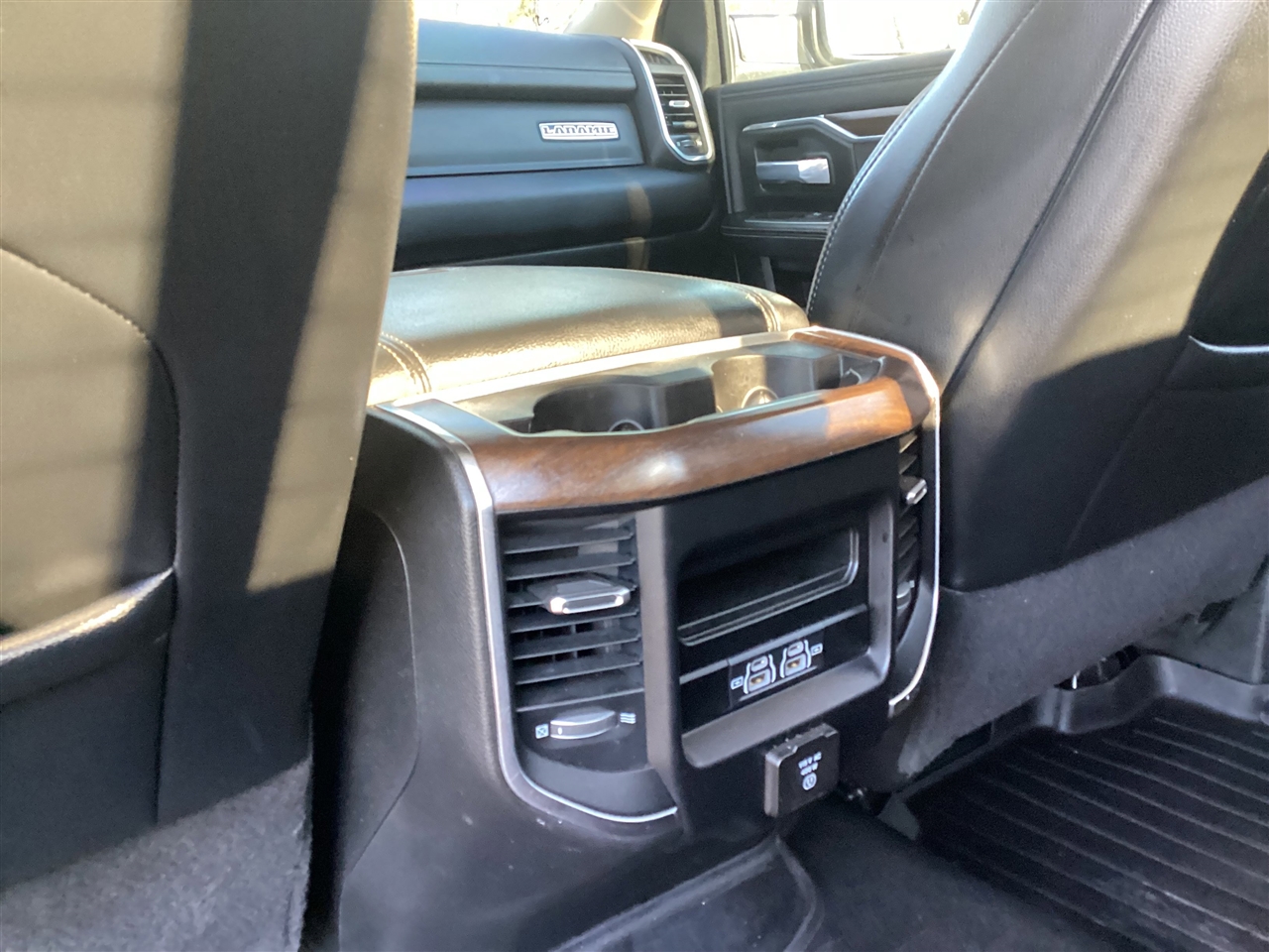 RAM 3500 Laramie 4x4 Crew Cab 6'4" Box 2022