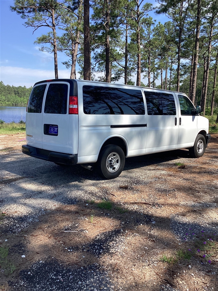 Chevrolet Express Passenger RWD 3500 155" LS 2022