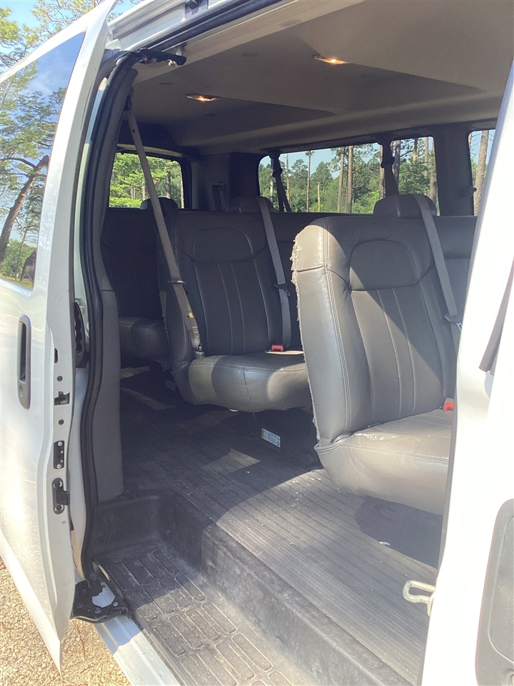 Chevrolet Express Passenger RWD 3500 155" LS 2022