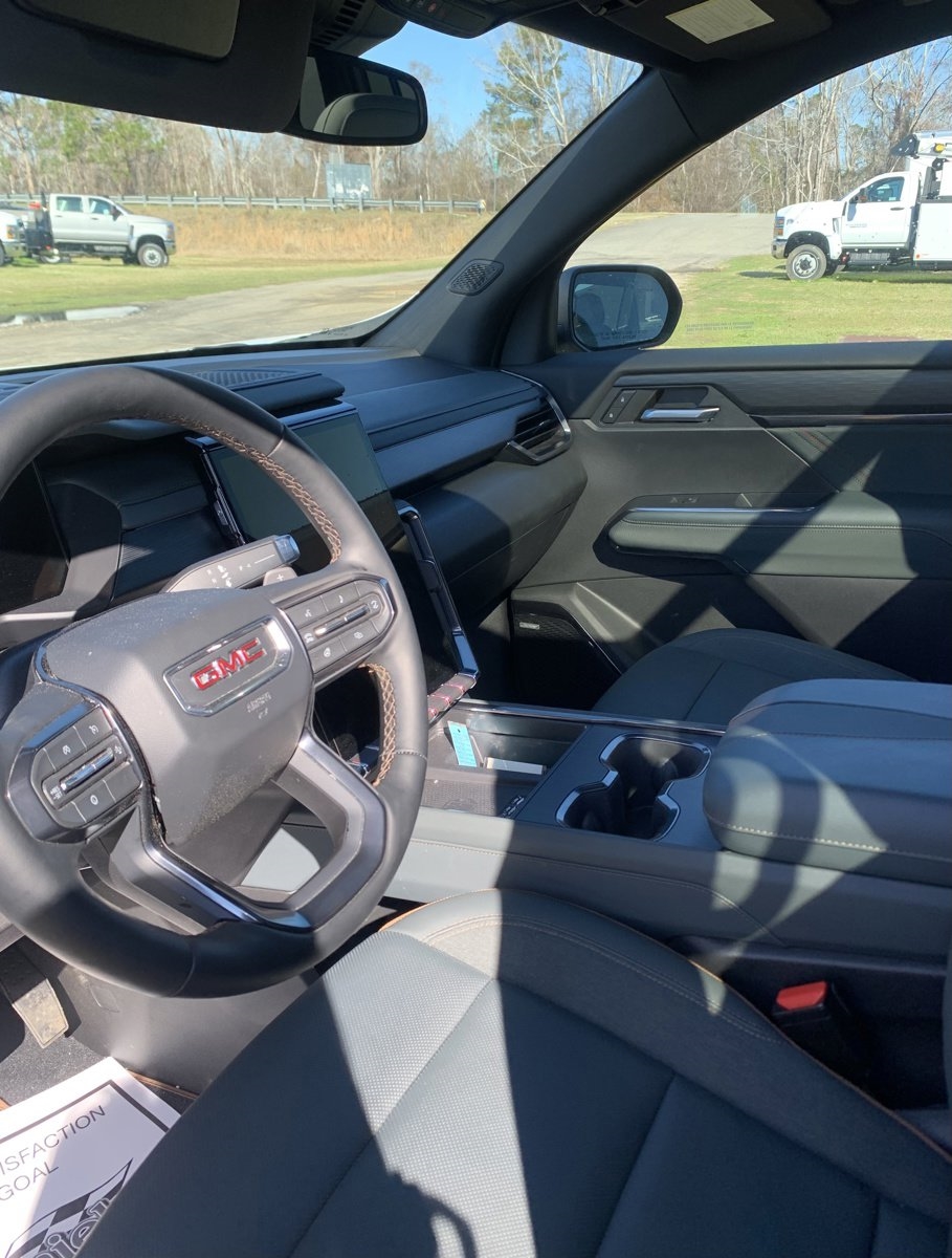 GMC Acadia AWD 4dr AT4 2024